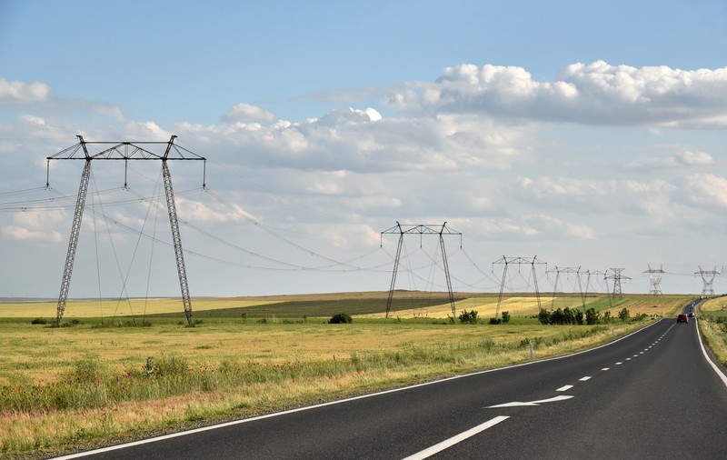 Furnizor de energie, acuzat că a păcălit sătenii din două localități și a făcut contracte de electricitate fără acordul lor. Ce spune compania