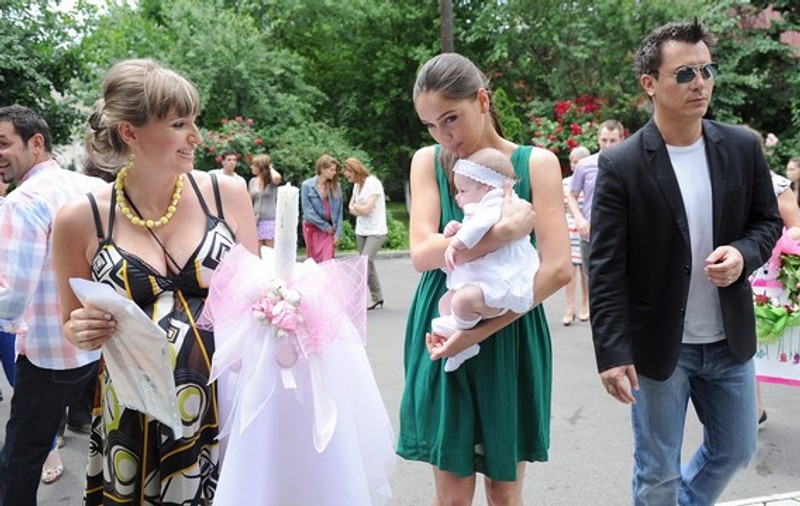 Foto | Răzvan Fodor şi Irina şi-au creştinat fetiţa