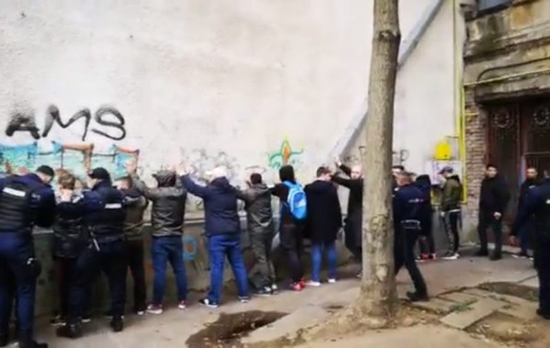 Bătaie în Ploiești între fanii de la Petrolul și cei de la Rapid și ASU Poli. Aproape 100 de suporteri au ajuns la poliție / VIDEO