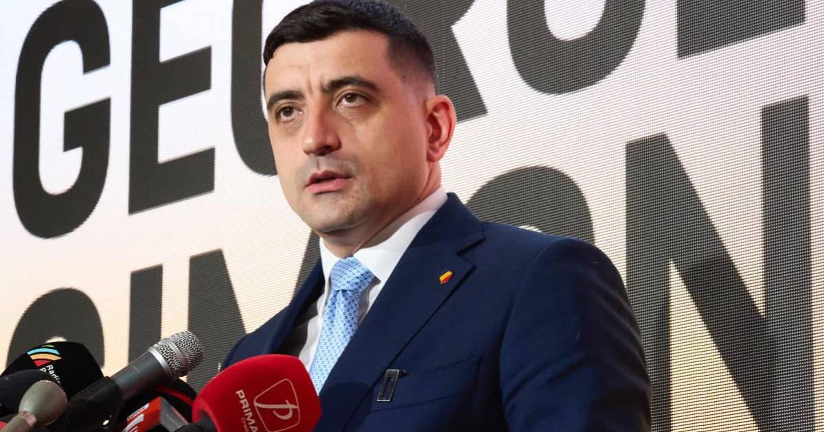 George Simion, îmbrăcat la costum, purtând o cravată albastră, în timpul unui discurs oficial