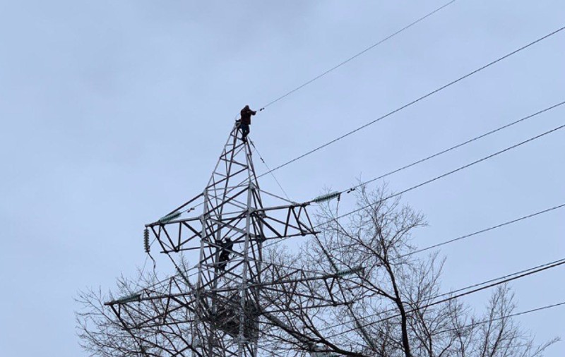 Un basarabean beat a lăsat centrul Chișinăului fără curent electric după ce s-a urcat pe un stâlp de înaltă tensiune