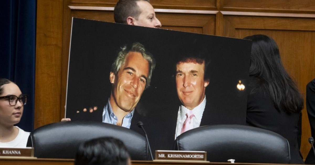 Reprezentantul Statelor Unite, Jared Moskowitz (democrat din Florida), ține un panou foto cu o fotografie a lui Jeffrey Epstein și Donald Trump, Washington DC., SUA, 10 ianuarie 2024