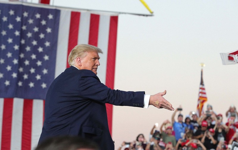 Donald Trump şi-a reluat mitingurile electorale, în timp ce doctorul lui anunță că a avut mai multe teste anti-COVID negative