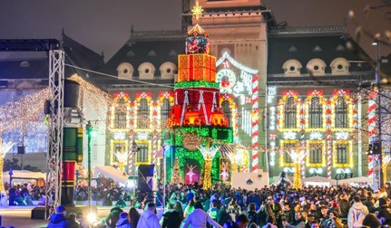 Târgul de Crăciun din Craiova, vedetă printre turiști. Ce spun străinii care s-au bucurat de muzică și vin fier: „Mai frumos decât ne așteptam”