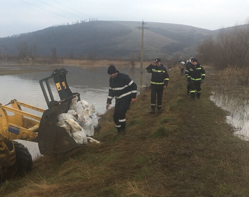 UPDATE: Digul de la Căpeni a rezistat orelor critice. Alerta se menține în zonă/FOTO&VIDEO