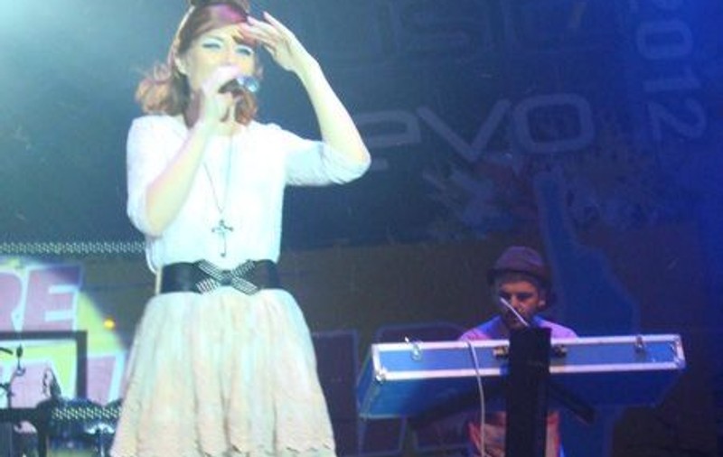 Alexandra Ungureanu, de la "diva desculţă" la "Lady Gaga de România". Uite cum a apărut pe scenă! | FOTO
