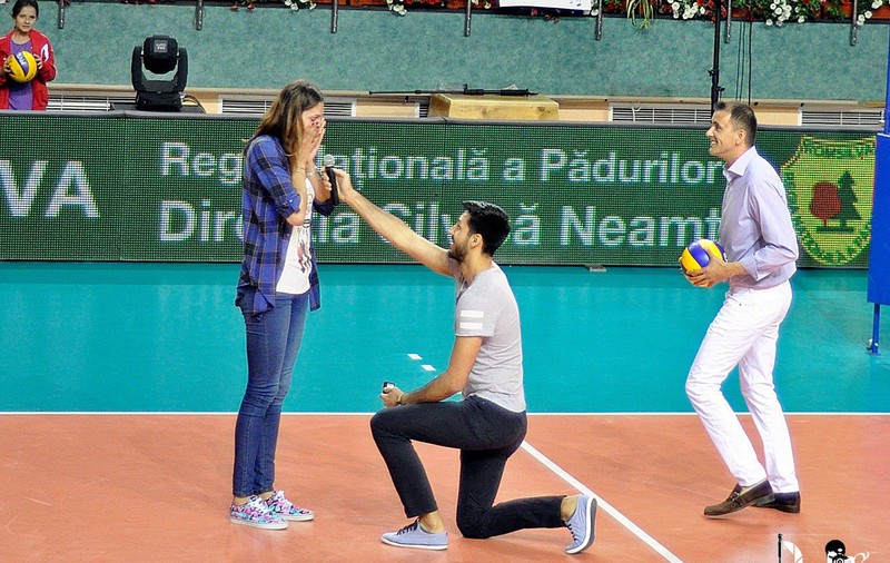 Cerere în căsătorie, în pauza finalei Cupei României la volei. Imagini fabuloase cu reacția fetei / GALERIE FOTO