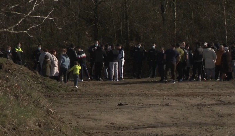 Sute de români strânși pe malul lacului unde s-au înecat Marius și Armando. Foto: captură video Bild