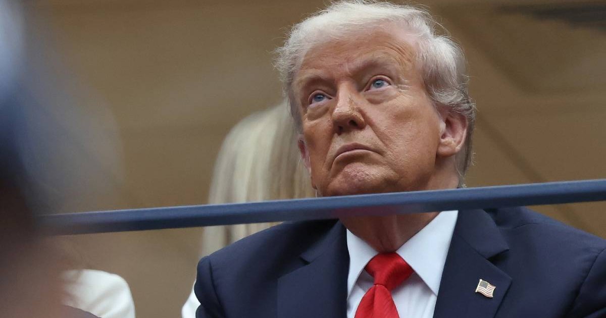 Președintele american Donald Trump, în timpul unui meci de tenis, stă în tribună și privește spre cer