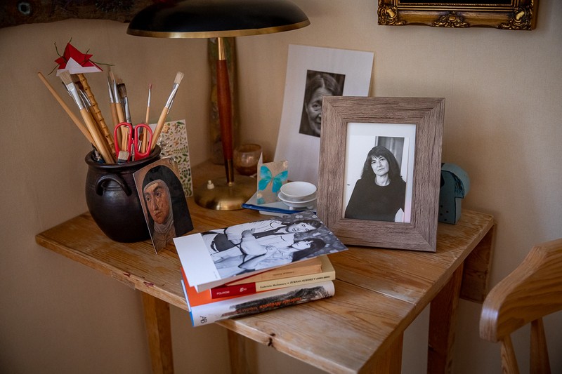 Câteva dintre cărțile și fotografiile din tinerețe ale Gabrielei Melinescu și pensulele cu care obișnuia să picteze portrete sau icoane
