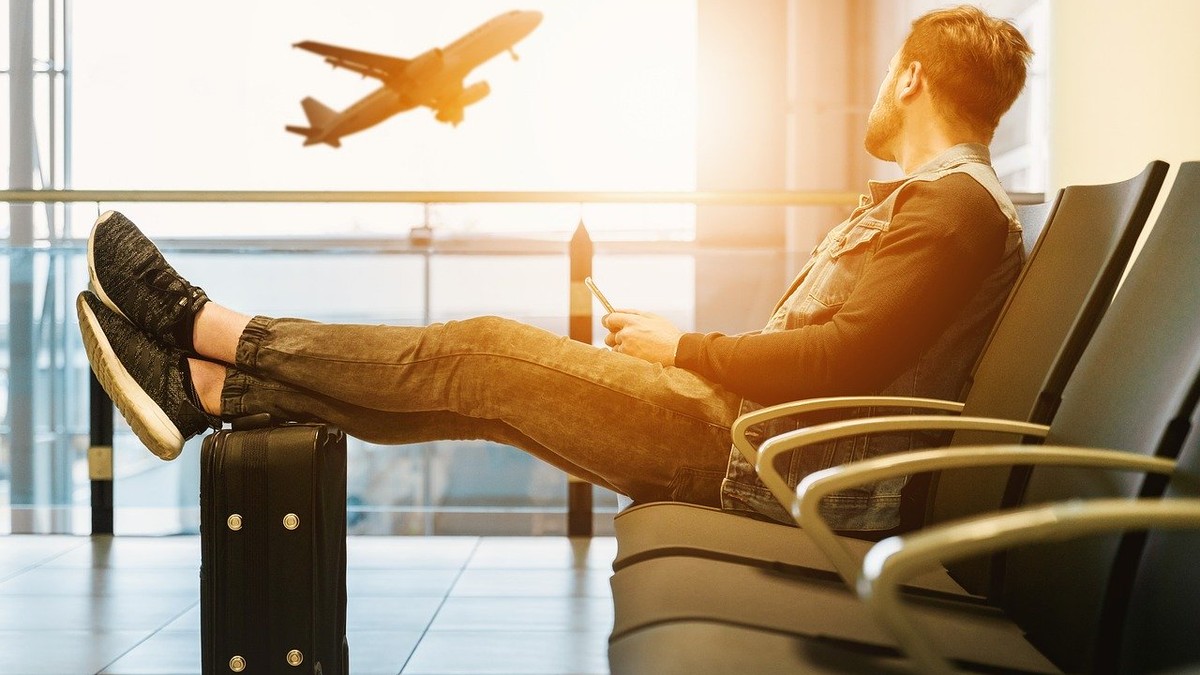 Români opriți la îmbarcarea către Spania, pe Aeroportul Otopeni. Statutul de rezidență în Spania nu este cuprins în ordonanța Guvernului