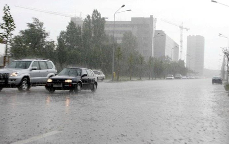 DRUMURI BLOCATE în Caraş-Severin, Dâmboviţa şi Argeş din cauza INUNDAŢIILOR