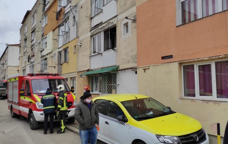 Un bărbat din Piatra Neamț și-a aruncat în aer apartamentul în care se afla și copilul său, supărat că a pierdut custodia acestuia