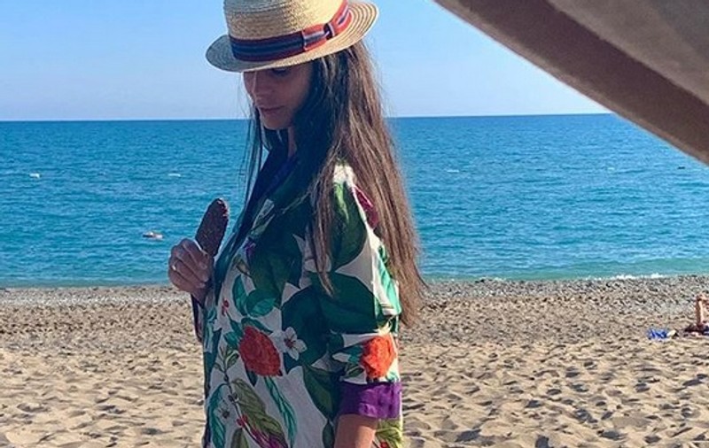 Anca Serea și soțul ei se află în vacanță. Cum s-a pozat vedeta pe plaja din Turcia și ce mesaj a transmis pentru viitoarele mămici