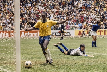 Pele, după ce a deschis scorul în finala Cupei Mondiale din 1970 cu Italia, câștigată de Brazilia cu 4-1. Foto: Profimedia