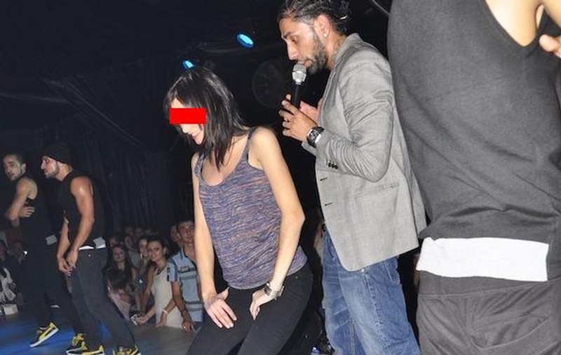 Foto | O admiratoare înfierbântată a urcat pe scenă că să îl atingă pe Connect-R!