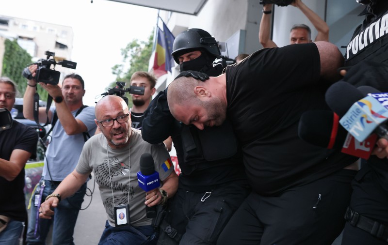 Atac cu cocktail Molotov la Ambasada Israelului din București. Suspectul a amenințat că își va da foc, dar a fost imobilizat de forțele antitero ale SRI