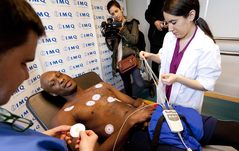 Celebrul baschetbalist american Lamar Odom admite că a folosit un penis fals și urina antrenorului pentru a trece testul antidrog făcut înaintea JO 2004