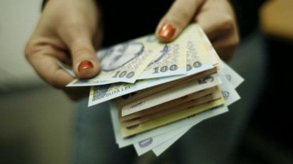 Indicele ROBOR a ajuns la 2,05%, un nou maxim. Femeie care numără un teanc de bani