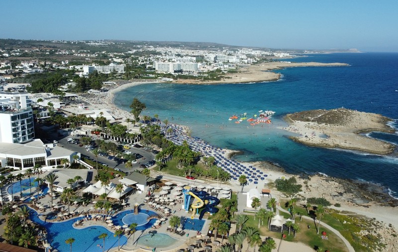 Cinci israelieni au fost reținuți în Cipru după ce o turistă britanică i-a acuzat de viol în grup