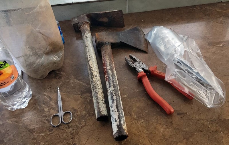 Arsenal de arme albe găsite asupra tânărului acuzat că și-a înjunghiat fosta profesoară din Ploieşti