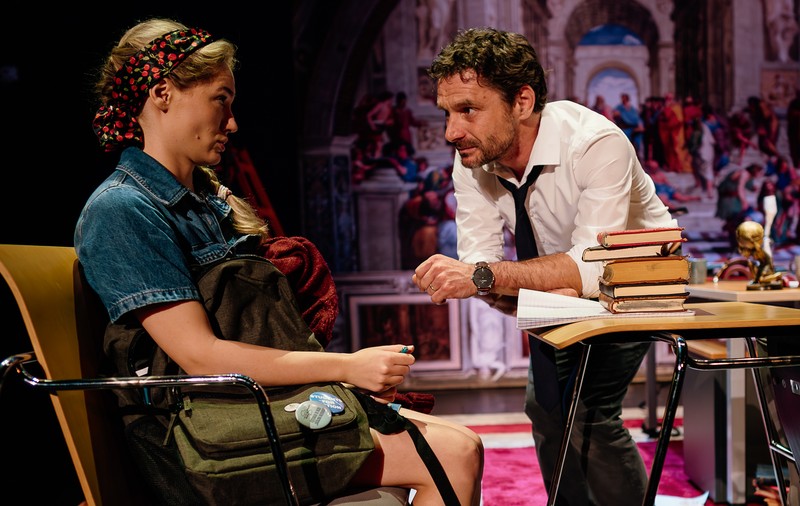 INTERVIU | Abuzul de putere dintre un profesor și o studentă, explorat într-un spectacol de teatru: „Pune sub lupă responsabilitatea actului educațional”