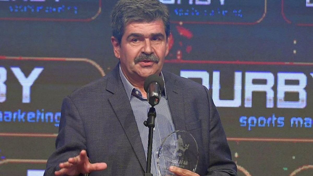 În afară de cărţi şi călătorii, Paraschivescu este pasionat şi de fotbal