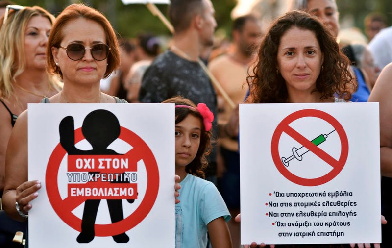 Guvernul grec, mesaj pentru nevaccinați: „Societatea nu poate fi ţinută ostatică de astfel de opinii”