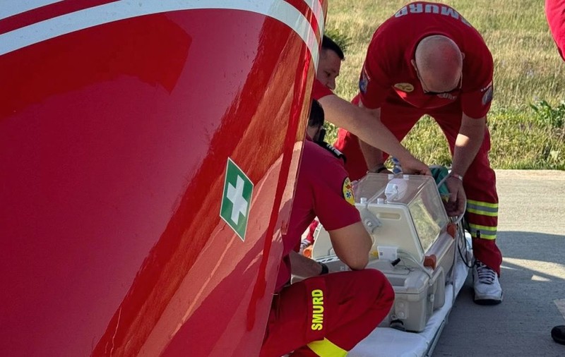 Bebelușă de doar 12 ore, transportată cu elicopterul SMURD spre operație la Iași. Micuța avea o malformație congenitală rară și nu putea fi hrănită
