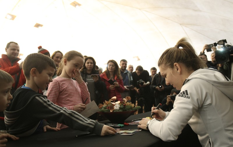 Ce spune Simona Halep despre autografe. ”Trebuie să mă bucur de succesul pe care-l am”! VIDEO