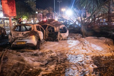 Mai multe vehicule au fost arse după ce au fost lovite de o rachetă lansată de mișcarea islamistă palestiniană Hamas din Gaza către Israel. Foto: Hepta