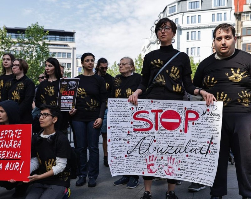 Protest în fața Parchetului București: zeci de oameni cer dreptate în cazul minorei violate la școala de vară AUR, acum mai bine de doi ani | VIDEO