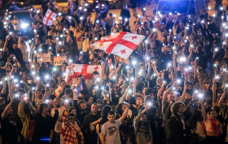 Zeci de mii de oameni protestează din nou în Georgia față de legea „de inspirație rusească”