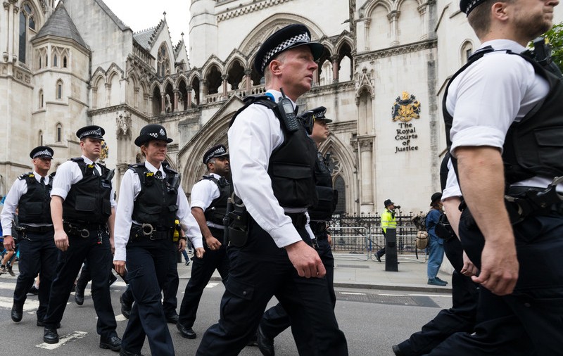 Un ofițer britanic a fost scos pe viață din Poliție, după ce a mâncat șapte porții de mic dejun