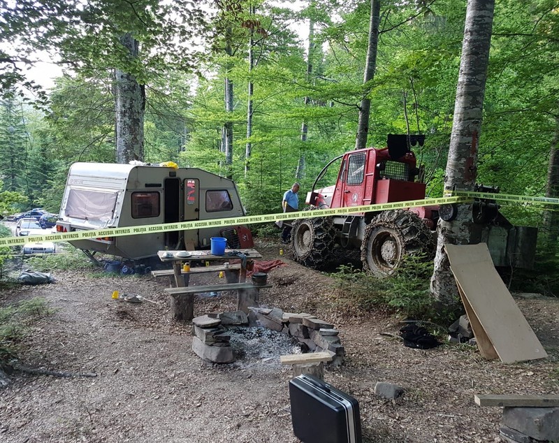 FOTO/Un mort și doi răniți, după ce un muncitor a lovit cu un utilaj forestier un proiectil din Al Doilea Război Mondial