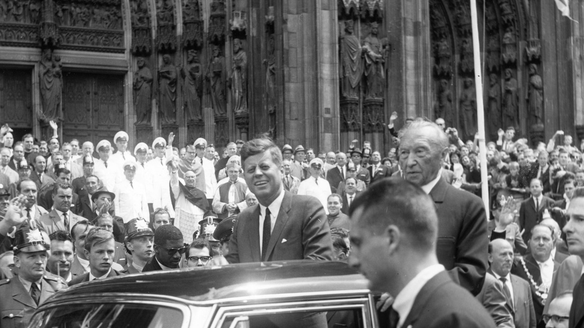 Președintele JF Kennedy în masina înconjurat de multime,, poza alb negru