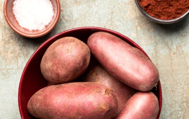 Reţete cu cartofi roşii - în ce mâncăruri delicioase să-i incluzi