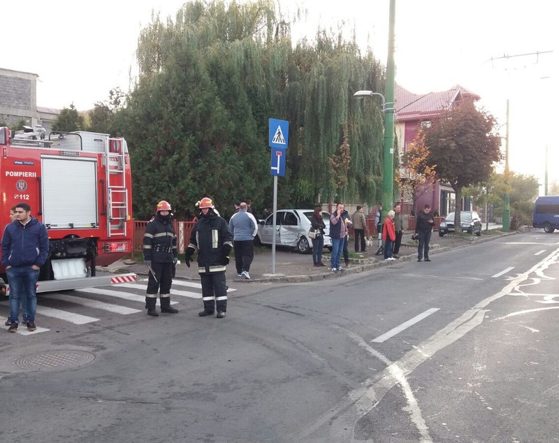UPDATE: Doi copii și trei adulţi au fost răniţi la Braşov, după ce trei mașini s-au ciocnit într-o intersecţie| FOTO&VIDEO