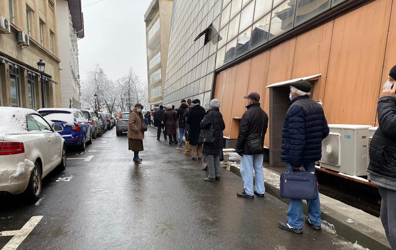 Coadă la impozite, în prima zi de plată din 2021 la Timișoara. Din cauza restricțiilor, funcționează doar două casierii din șase