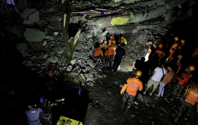 FOTO și VIDEO | Cutremur puternic în Filipine, soldat cu cel puțin 11 morți. Două clădiri s-au prăbușit, iar intervenția salvatorilor a fost îngreunată de o pană de curent