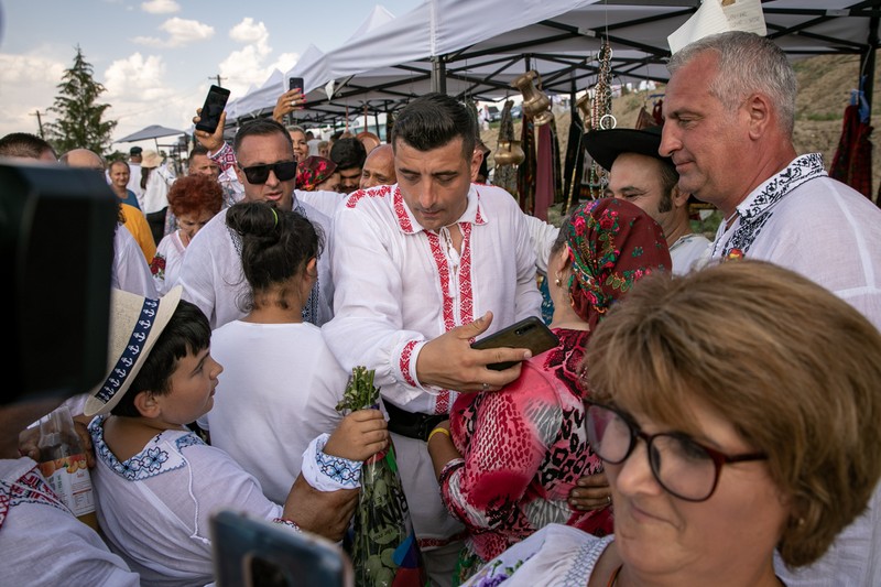 Un selfie cu George Simion. Foto: Eli Driu / Libertatea