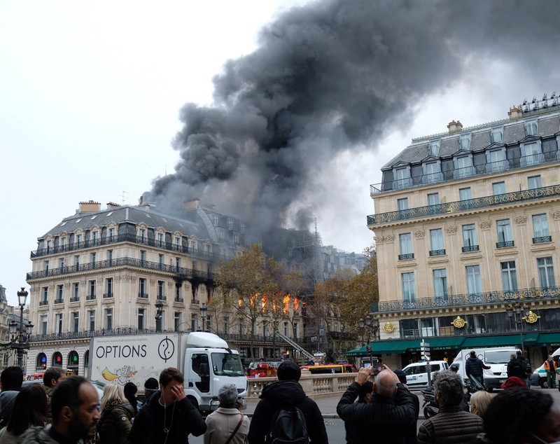 VIDEO | Incendiu puternic în centrul Parisului, lângă Opera Garnier