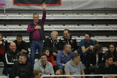 Mircea Rednic salută fanii "câinilor"