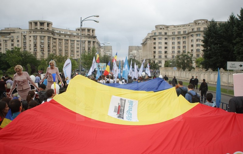 UPDATE. Moțiunea în Palat, proteste în Piața Victoriei. ”Eu sunt dușmanul PSD. Mi-e scârbă de ei. Sunt sub orice formă… arată ca animalele” / FOTO&VIDEO