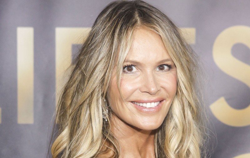 Elle Macpherson, în costum de baie. Ce siluetă afișează la 55 de ani!