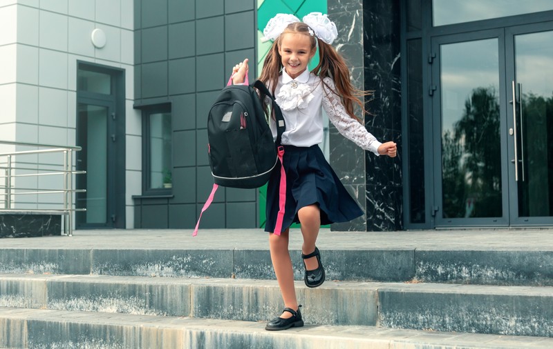 Cele mai importante schimbări care-i așteaptă pe elevi în acest an școlar: fără manuale, cu Bacalaureat decalat, evaluare standardizată și materii noi. Cum rămâne cu bursele și admiterea la liceu