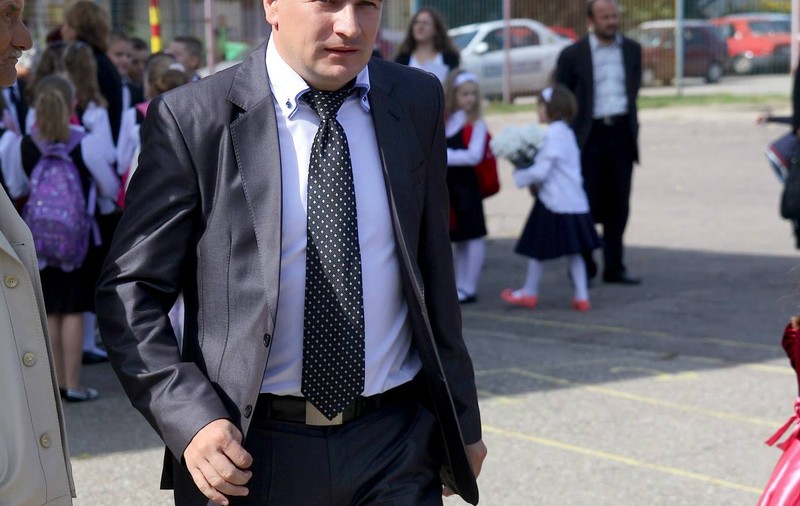 Viceprimarul care s-a sărutat pe gură cu un interlop, obligat de instanță să plătească daune de 100.000 de euro pentru un accident rutier din 2013