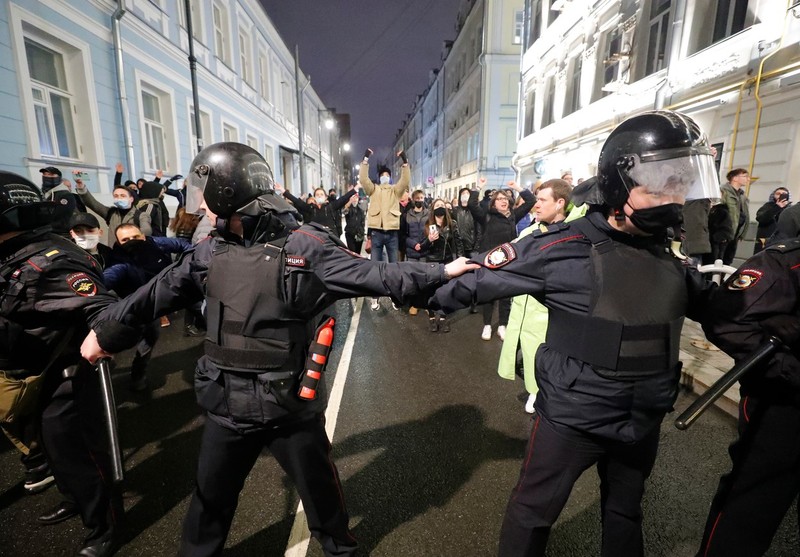 Poliția rusă blochează o stradă din Moscova în timpul protestelor pro Navalnîi. Foto: Profimedia