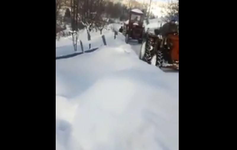 VIDEO | Și-au deszăpezit singuri drumul! "Să ducem copiii la școală, că primăria nu e interesată!"