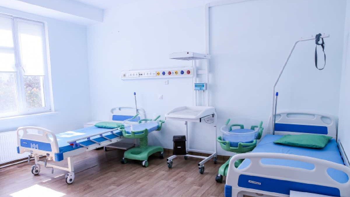 Salon al unei maternități, cu paturi